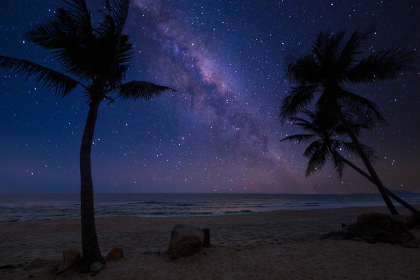 浪漫沙滩，星空银河。图片下载