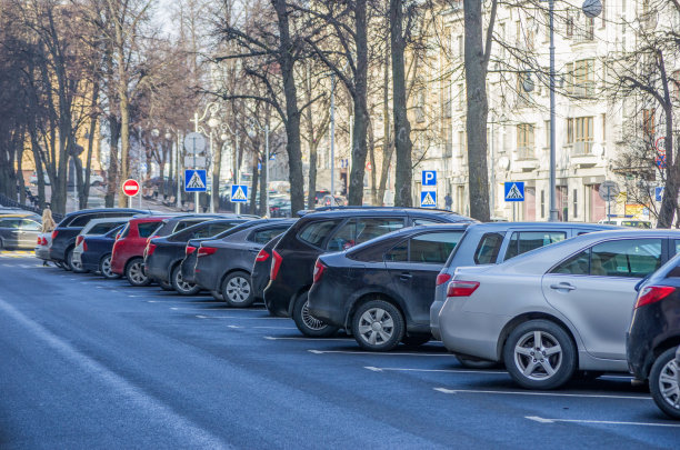 在晴朗的冬日，汽车停在欧洲城市的街道上。背景图片下载