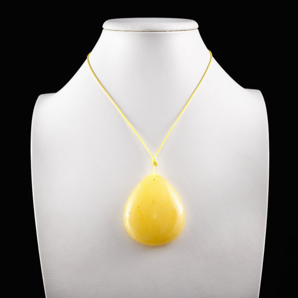 产品和珠宝从琥珀。琥珀色处理。图片下载