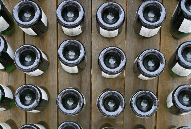 香槟酒瓶在酒架上图片下载