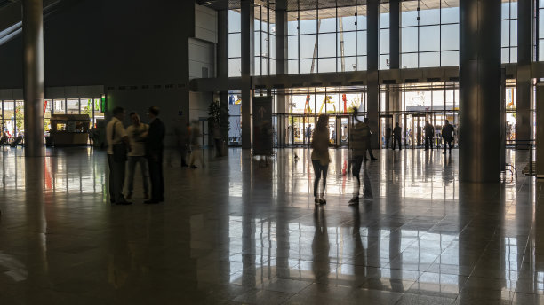 商务中心大厅里商人的剪影图片下载