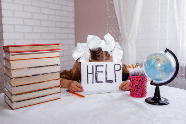 冠状病毒隔离和学习。小学生的感冒疾病图片下载