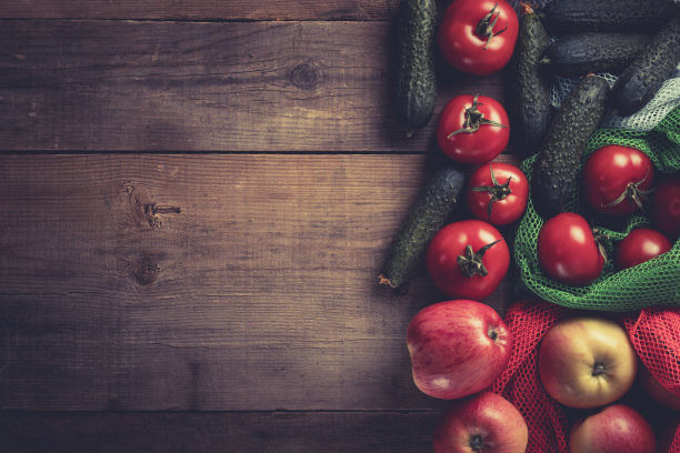 用网袋装的苹果，黄瓜和西红柿。安全接近零废物图片下载