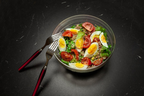 新鲜的金枪鱼沙拉图片下载