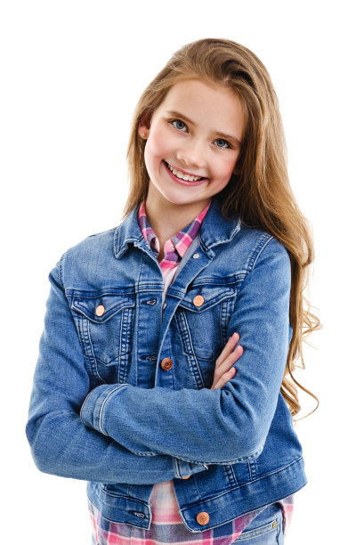 可爱的微笑的小女孩的肖像，孩子的青春期前孤立图片下载