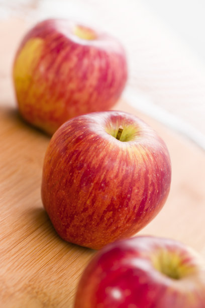 木桌上的红苹果图片下载