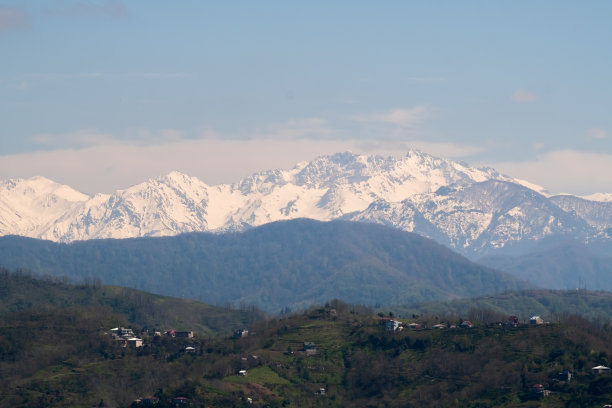 高加索山麓的景色图片下载
