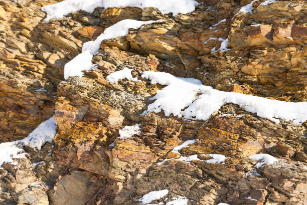 一块岩石在明亮的阳光下。图片下载