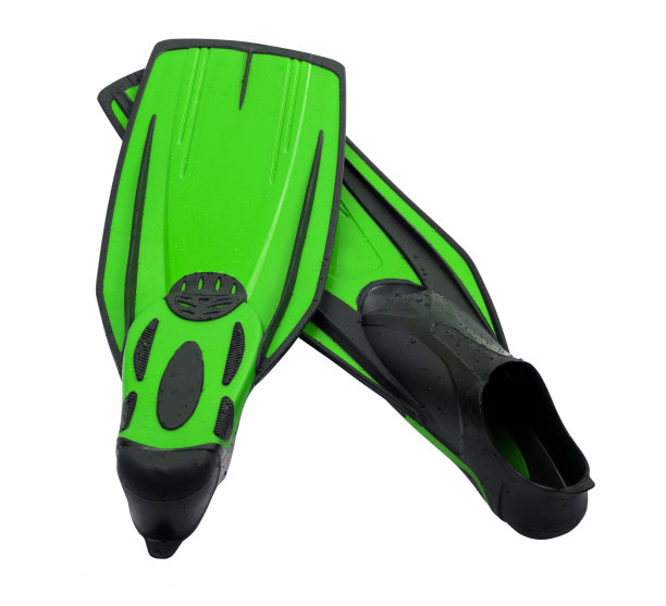 一双脚蹼潜水与水滴图片下载