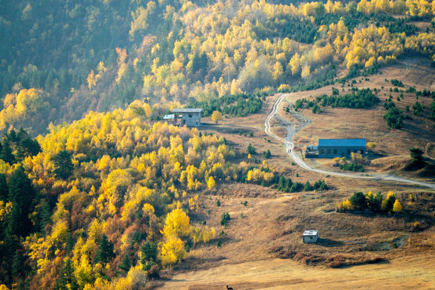 图什蒂地区，一个山腰上的村庄被旭日照亮。图片下载