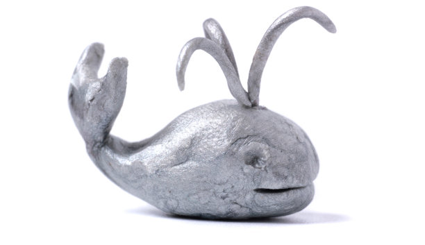 橡皮泥可爱的银色3d鲸鱼喷水孤立的白色背景。图片下载