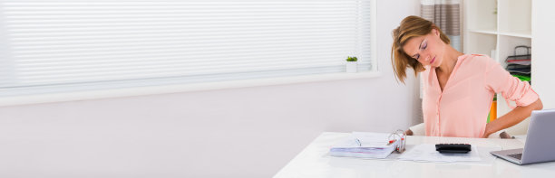 年轻女子遭受背痛图片下载