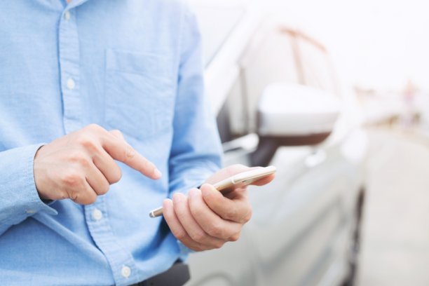 男人在车祸中使用手机请求帮助图片下载