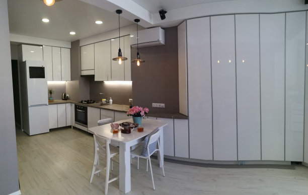 公寓与一个舒适的内部在白色调。图片下载