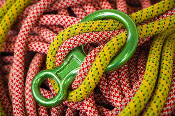 图8黄色和红橙色动态攀岩绳的确保装置图片下载