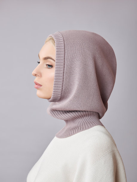 欧洲穆斯林妇女，金发，头戴无边软帽。穿着毛衣的漂亮女孩，柔软的皮肤，天然的化妆品图片下载