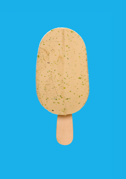 蓝色背景上的抹茶冰棒图片下载