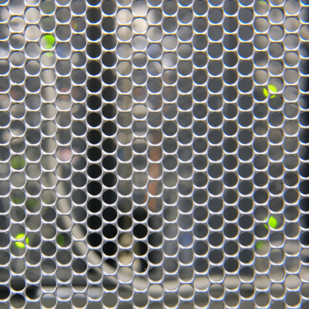 金属网格背景与圆形服务器孔，灰色纹理的电脑防护格栅图片下载