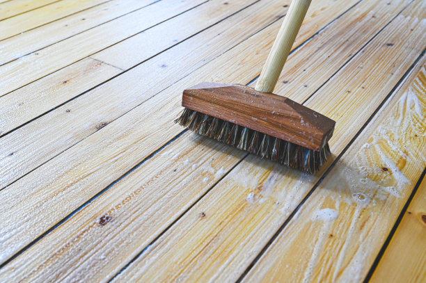 春季用软肥皂清洗木地板图片下载