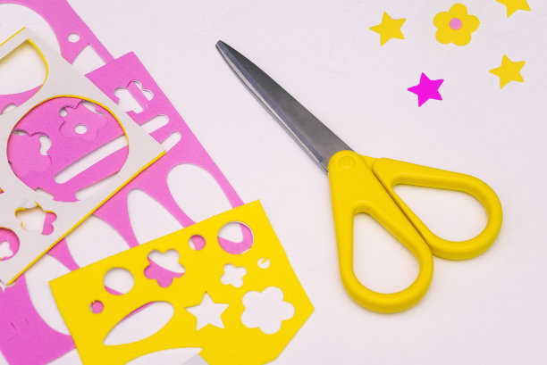 剪刀和画着数字的纸放在一张白色的桌子上。剪出彩色纸。儿童精细运动技能的发展。图片下载