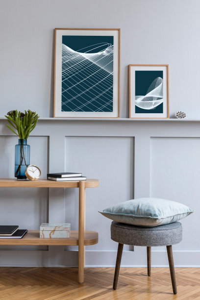 时尚的斯堪的纳维亚客厅室内设计灰色的凳子，模拟海报框架，木制控制台，花瓶中的花，书，装饰和优雅的配件在现代家居装饰。图片下载