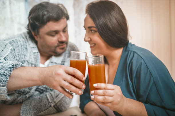 情侣调情和碰杯果汁图片下载