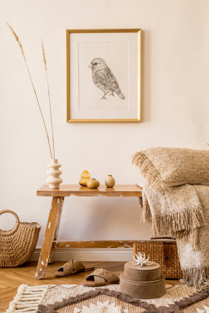 现代家居装饰中，时尚的客厅内部组合，有模拟框架，木凳，枕头，格子，女包，花瓶干花，装饰和优雅的个人饰品。图片下载