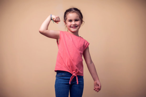 一个快乐的小女孩展现力量的肖像。儿童与情绪概念图片下载