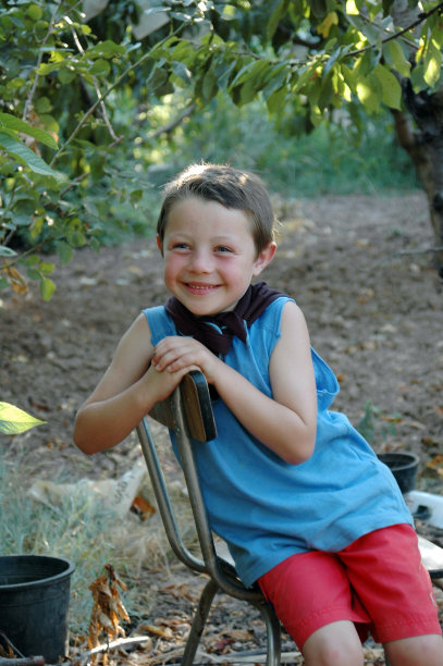 小男孩坐在椅子上图片下载