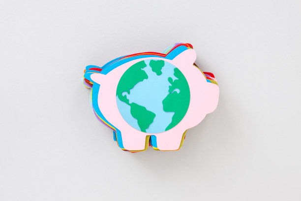 用地球仪叠起来的纸储蓄罐图片下载