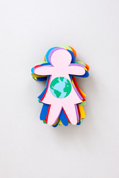 一堆五颜六色的女孩拿着地球仪图片下载