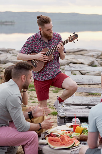 在户外弹吉他的年轻人图片下载
