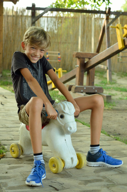 小马玩具上的大男孩图片下载