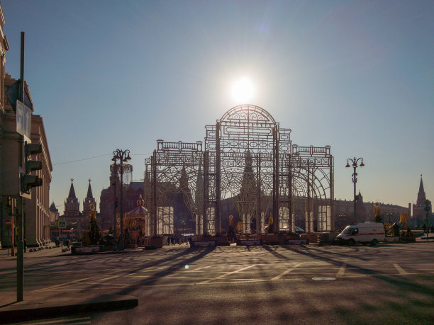 明亮的阳光穿过莫斯科市中心广场的装饰。一辆救护车正等在旁边。图片下载