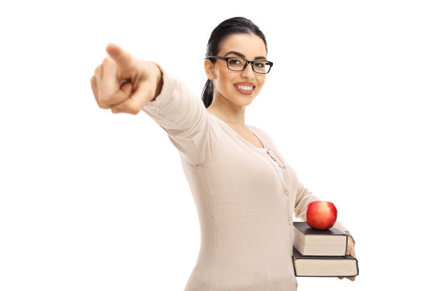 戴眼镜的年轻女子拿着书指指点点图片下载