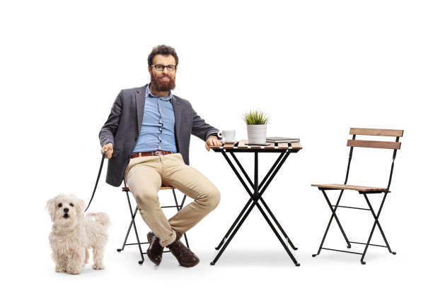 大胡子男人和他的狗坐在一起听故事图片下载