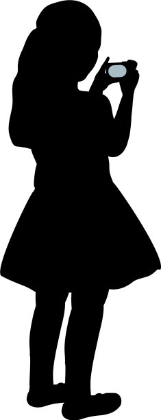 剪影女孩摄影师看着相机图片下载