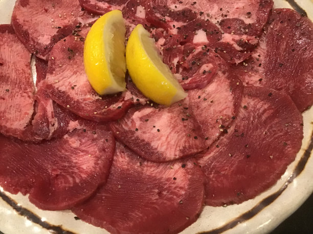 烤牛肉舌配柠檬图片下载