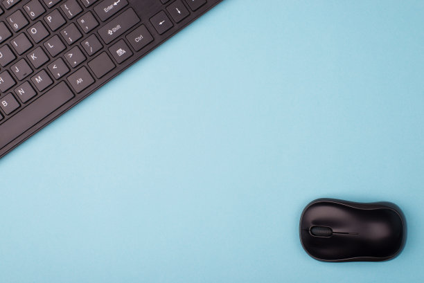 平铺平铺在头顶上的近景照片黑色电脑无线鼠标和键盘孤立在蓝色背景与空白空间图片下载