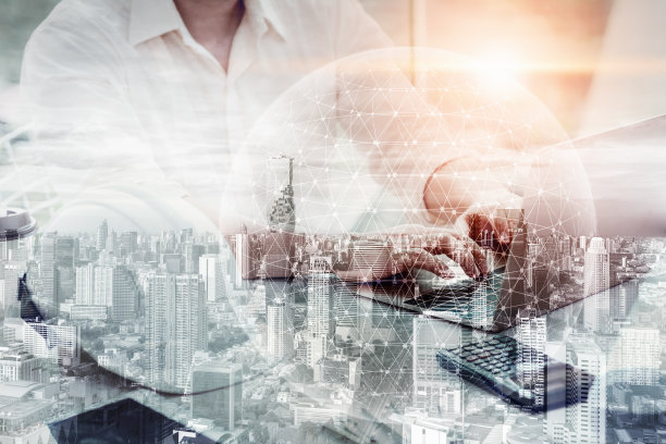 建筑工程师使用计算机进行项目规划和管理，双重暴露的建筑师项目是从事土木工程设计与城市房地产背景。计算机网络图片下载