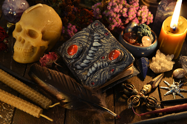 古老的魔法书，骷髅头和女巫桌上的蜡烛。图片下载