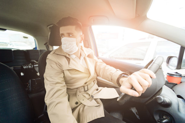 现代司机的肖像室内的汽车。街头生活概念照片。他戴着医用口罩图片下载