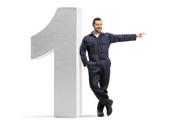 穿着全套制服的男工人靠在一个大一号上，指着一边图片下载