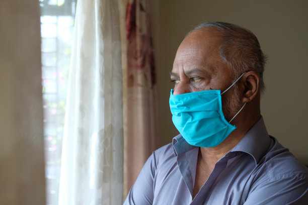 冠状病毒对老年人危险的概念图片下载