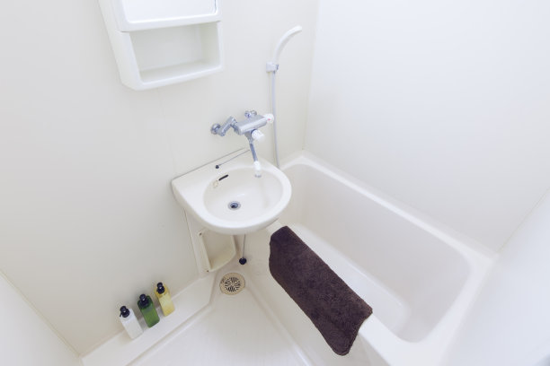 浴室有淋浴和浴缸图片下载