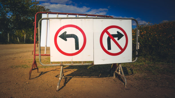 信息警告单向箭头。别往左停。招牌的交通标志图片下载