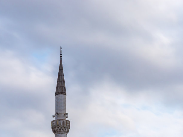 阴天背景上的穆斯林清真寺尖塔。图片下载