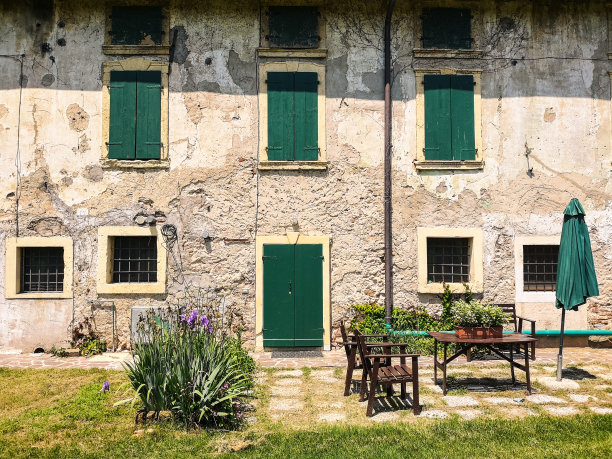 意大利威尼托绿色乡村的典型农舍。图片下载