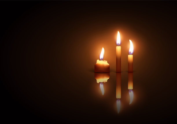 三支燃烧的蜡烛，在黑暗的背景上图片下载
