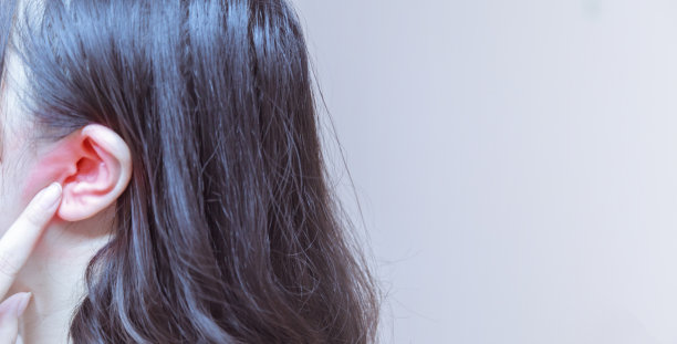 女性有耳痛触摸她疼痛的头耳痛图片下载